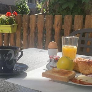 Zimmer mit zwei Einzelbetten